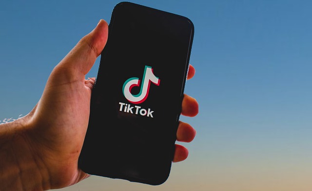 Generating TikTok Hashtags with AI